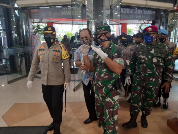 Jelang Penerapan New Normal Life, TNI-Polri Berseragam Lengkap Datangi Mal di Tegal