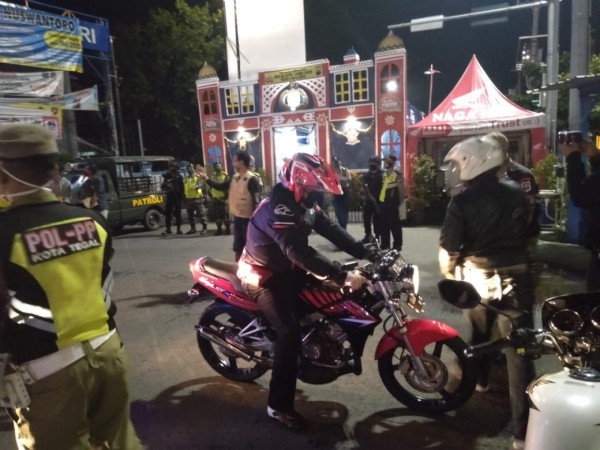Pakai Sepeda Motor, Wali Kota Tegal Pastikan Malam Lebaran Aman