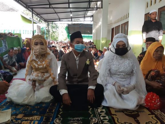 Hanya Pacaran Tiga Bulan lewat Telepon, Pria di Lombok Nikahi Dua Pacarnya Sekaligus