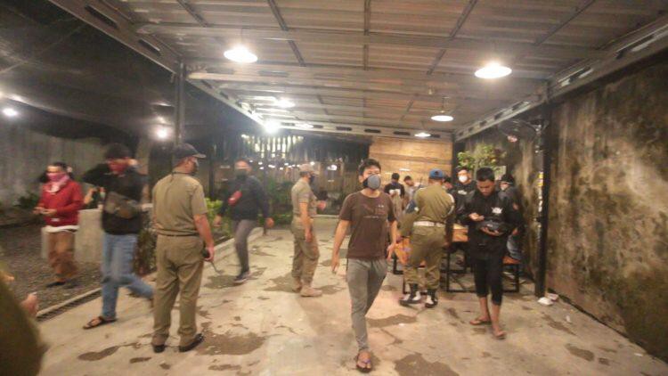 Langgar Jam Operasional, Pengunjung Kafe di Slawi Dibubarkan Satpol PP