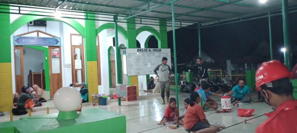 Rumah Terendam Rob, Warga Mengungsi ke Masjid