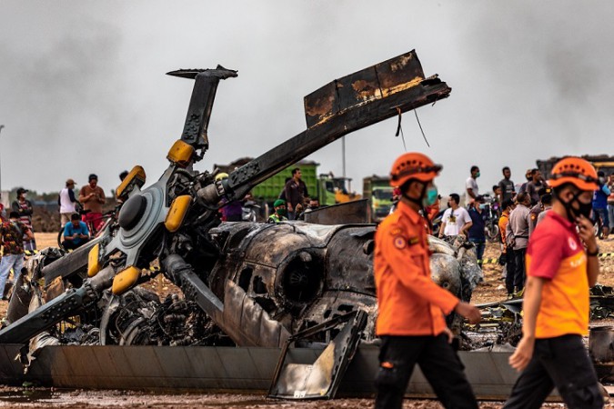 Aksi Heroik Praka Andi Menolong Tiga Prajurit Keluar sebelum Helikopter Terbakar