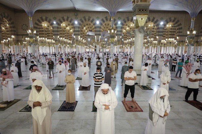 Imam Diduga Terifeksi Covid-19, Arab Saudi Kembali Tutup 39 Masjid