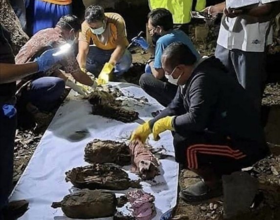 Sembilan Kain Kafan Berisi Bangkai Ayam dan Foto Wanita Ditemukan di Dekat Kuburan, Isunya Ritual Santet