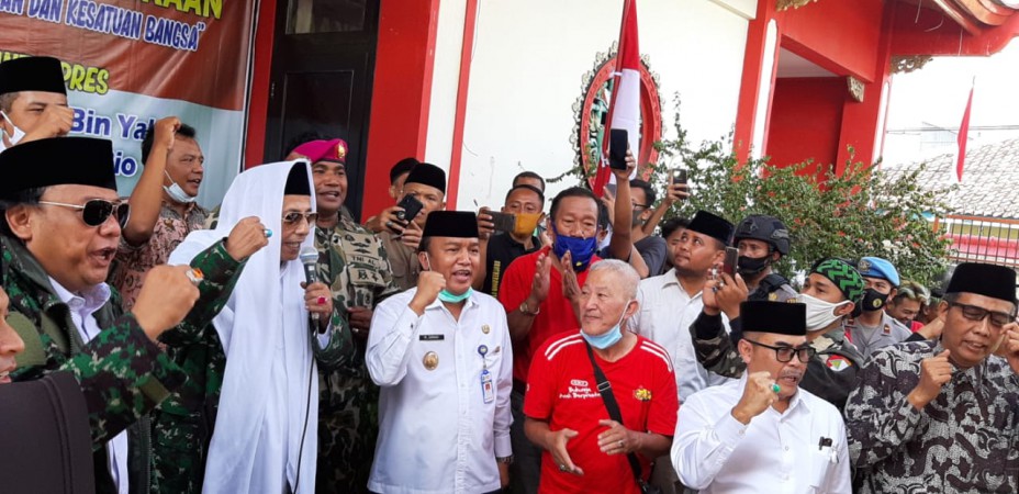 Kunjungi Brebes, Habib Luthfi Lantunkan Salawat di Kelenteng Hok Tek Bio