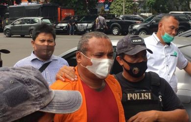 Ditangkap Polisi, Jhon Kei dan Anak Buah Tampil Bermasker dengan  Pakai Baju Tahanan Oranye