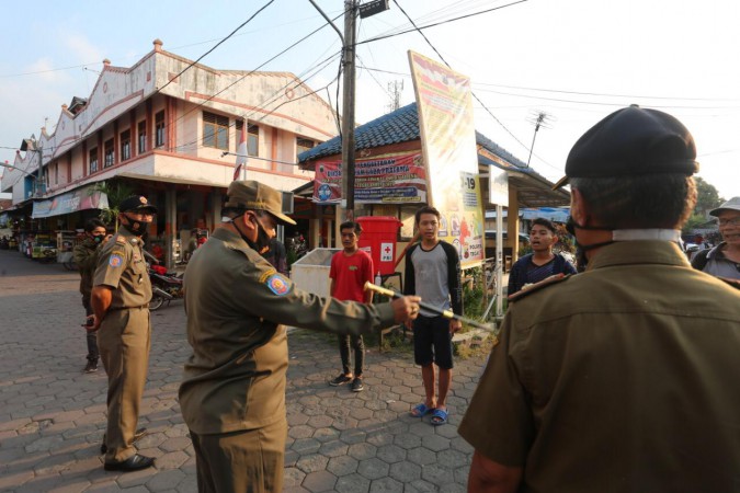 Ketahuan Tak Pakai Masker, Puluhan Warga Slawi Disikat Satpol PP