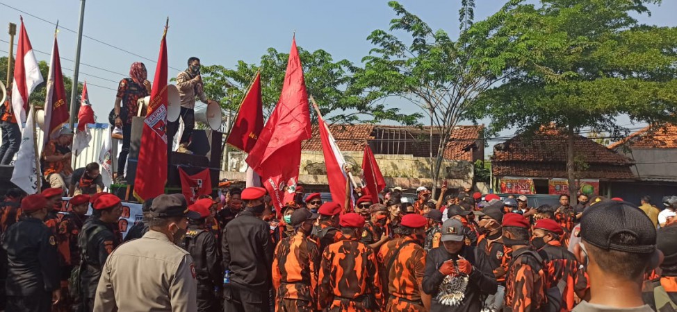 Tolak RUU HIP, Ribuan Massa Geruduk DPRD Brebes 