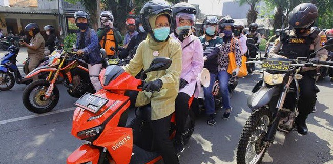 Disiplinkan Warga Patuhi Protokol Kesehatan, Risma Keliling Gang Sempit di Surabaya