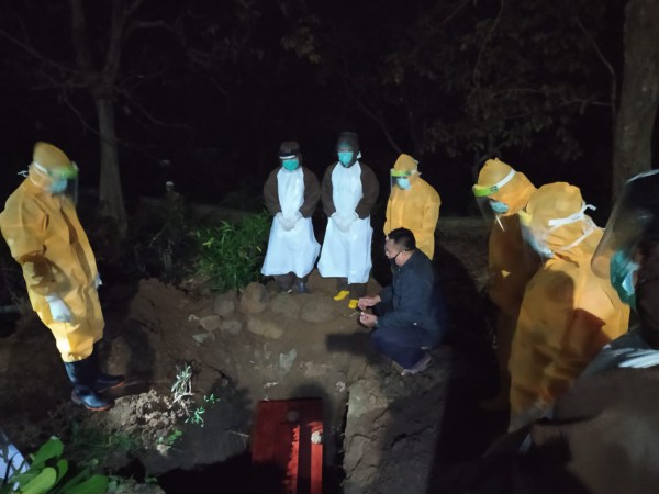 Dini Hari Jelang Subuh, Petugas Berhazmat Makamkan Warga yang Pingsan saat Bekerja