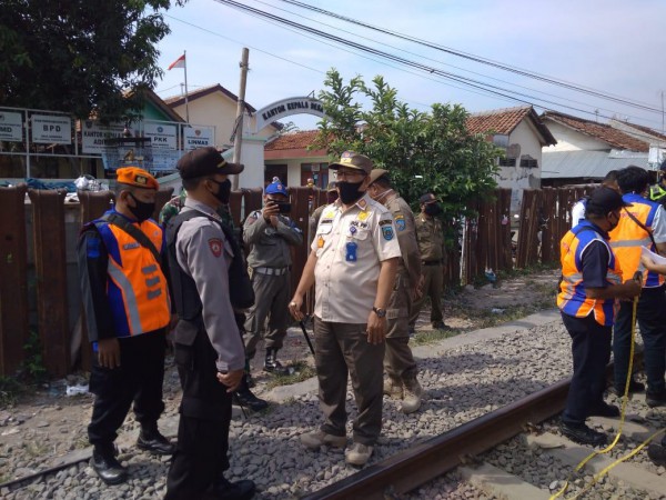 Sangat Berbahaya! Nekat Berjualan di Jalur Kereta Api Aktif, Ratusan Pedagang Pasar Burung Adiwerna Ditertibka