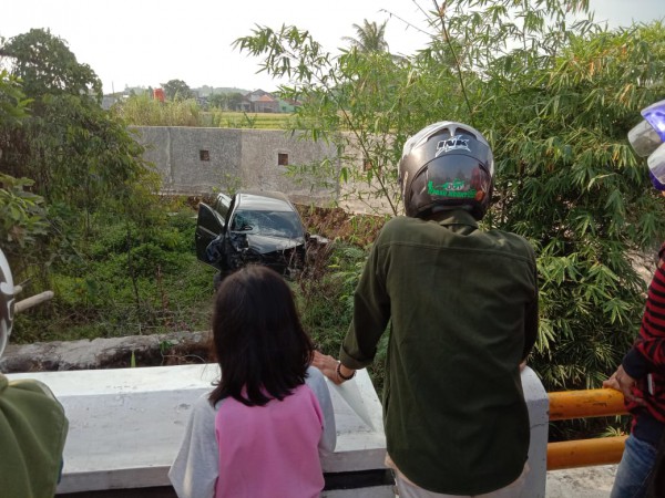Sopir Mengantuk, Toyota Calya Ringsek Setelah Terperosok ke Kolong Jembatan di Pemalang