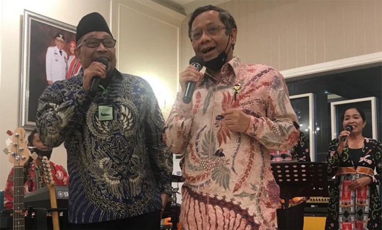 Foto Menteri Mahfud MD Bernyanyi dengan Gubernur maluku Murad Ismail Viral, Netizen: Oh Iya Lupa, Pejabat kan 