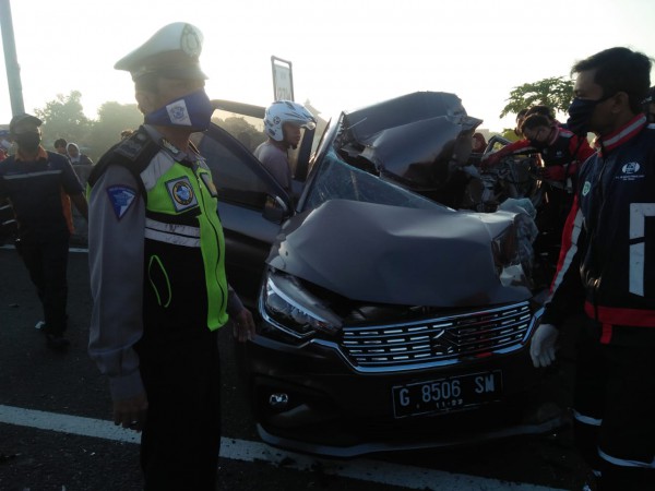 Minibus Tabrak Bak Trailer, Seorang Meninggal, Tiga Luka-luka