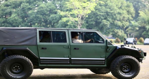 Jajal Kendaraan Taktis, Prabowo Subianto Disebut Gagah dan Keren Walau dari Jauh