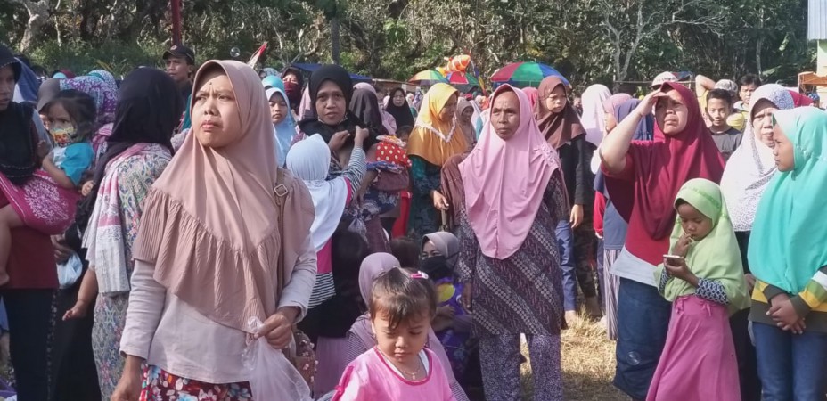 Ngeri! Ribuan Warga di Brebes Berkerumun, Banyak yang Abaikan Protokol Kesehatan