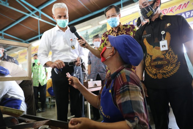 Jelaskan New Normal di Pabrik, Ibu-ibu Pemilik 17 Masker Terima Hadiah dari Ganjar