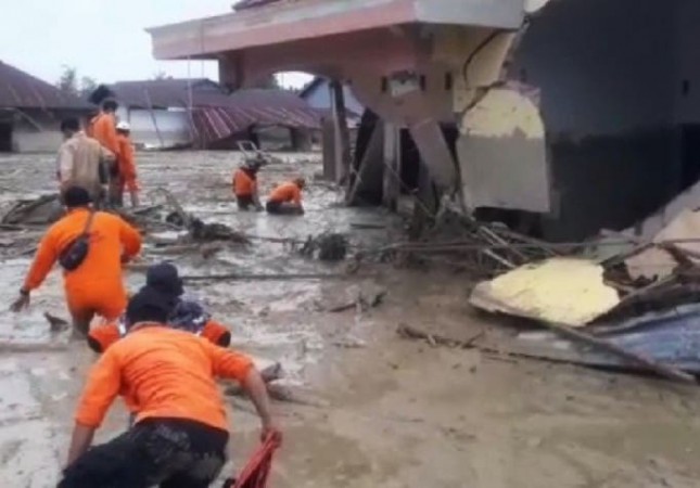Banjir Bandang Tiga Sungai di Luwu Sisakan Timbunan Lumpur Pasir Empat Meter