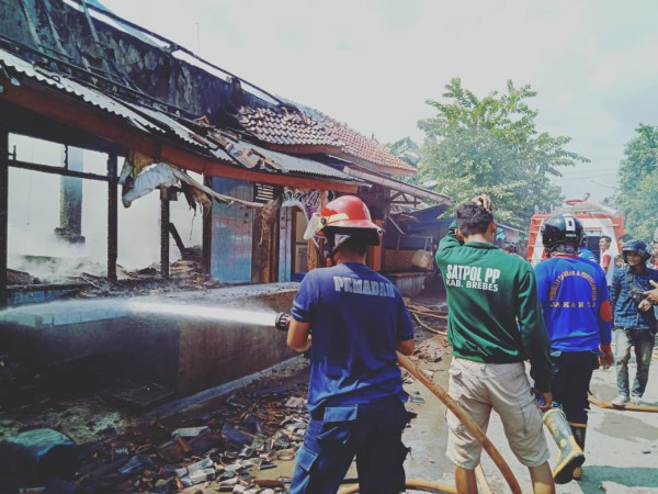 Si Jago Merah Mengamuk! Pabrik Tahu di Brebes Terbakar