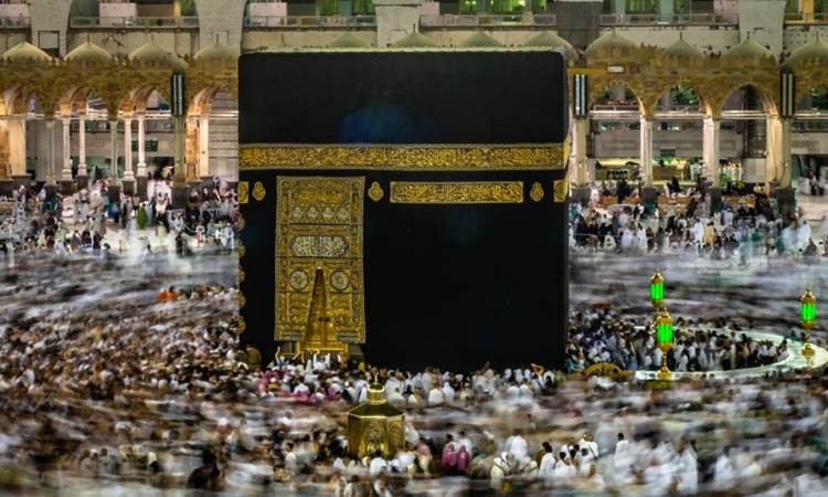 Berlibur di Arab Saudi Serta Dihadiahi Zamzam dan Kurma, Turis AS Masuk Islam