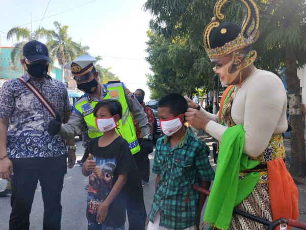 Petugas Rela Jadi Wayang di Pasar Agar Warga Tegal Mau Pakai Masker