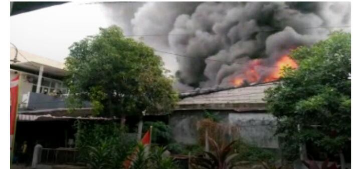 Suara Ledakan Terdengar Keras, Gudang Kimia di Semarang Terbakar Hebat