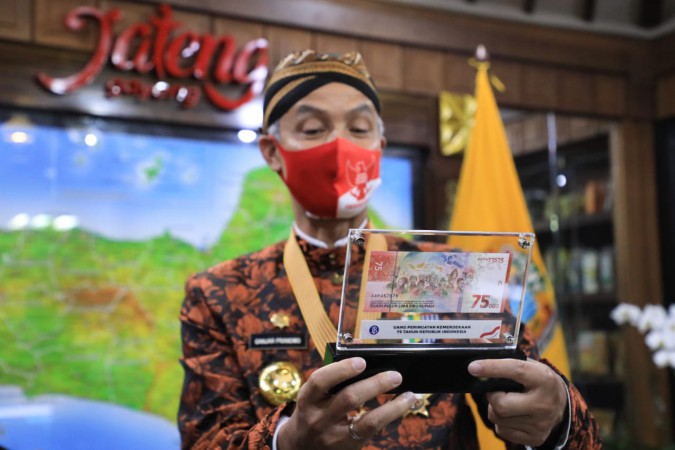 Resmi Diluncurkan, Ganjar Jadi Orang Pertama di Jateng yang Miliki Uang Edisi Khusus Kemerdekaan Rp75.000