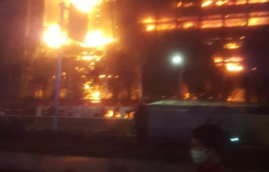 Si Jago Merah Lalap Gedung Kejaksaan Agung RI, Petugas Dikerahkan Padamkan Api