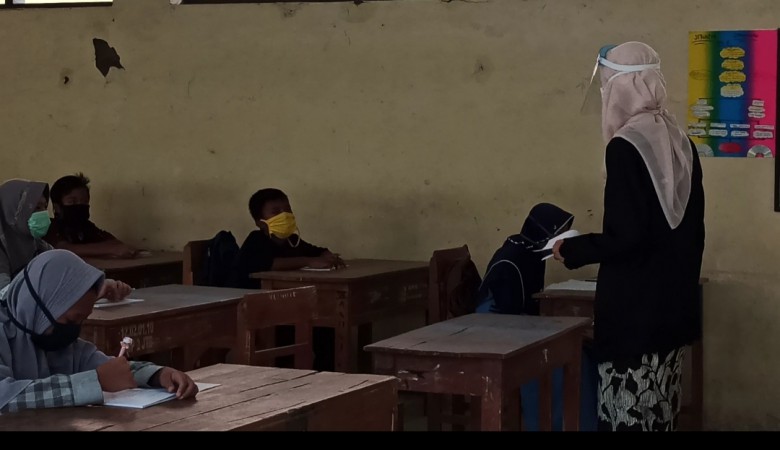 Memprihatinkan! Tidak Punya Smartphone dan Terkendala Jaringan, Belasan Siswa SMP di Brebes Terpaksa Belajar d