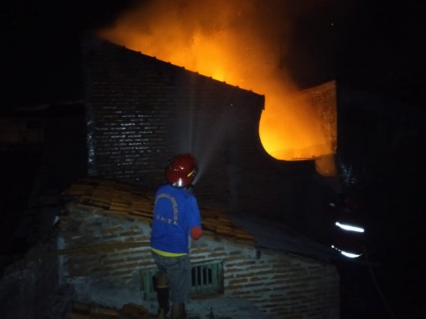 Diduga Korsleting, Rumah Berlantai Dua Terbakar
