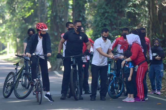 Menteri-menteri Jokowi Ditugasi Promosi dan Bagikan Masker