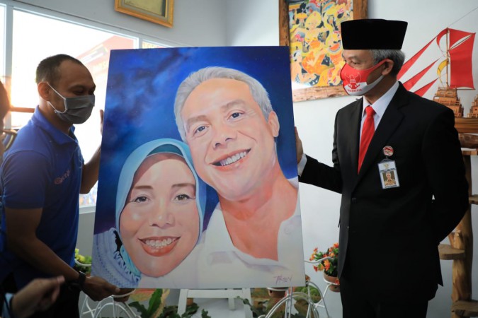 Lukisan Mesra Bersama Istri Dibawa Pulang Ganjar usai Datang Berikan Remisi