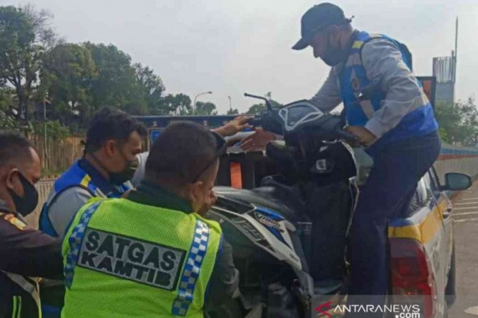 Berboncengan Tiga Naik Sepeda Motor, Remaja Wanita Nekat Masuki Tol Jakarta-Cikampek