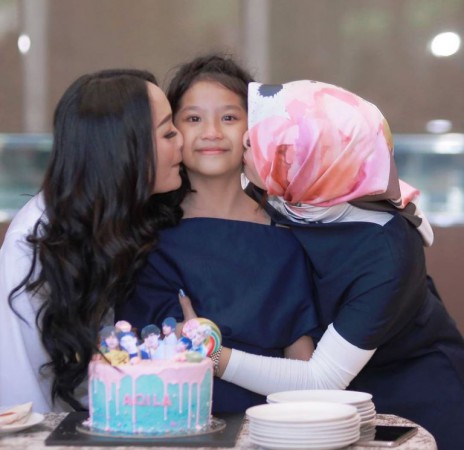 Hadir di Ultah Putri Suaminya, Zaskia Gotik Rukun dengan Mantan Istri