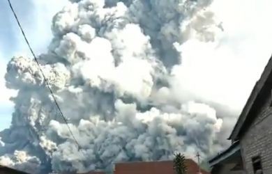 Empat Kecamatan Tertutup Abu Vulkanik Usai Erupsi Gunung Sinabung