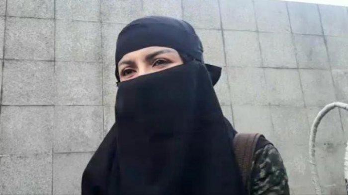 Hijrah, si Inem Pelayan Seksi Sekarang Berhijab dan Cadar