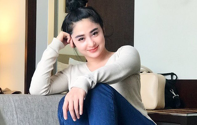 Foto Pakai Piyamanya Diunggah Tanpa Izin, Dewi Perssik Murka