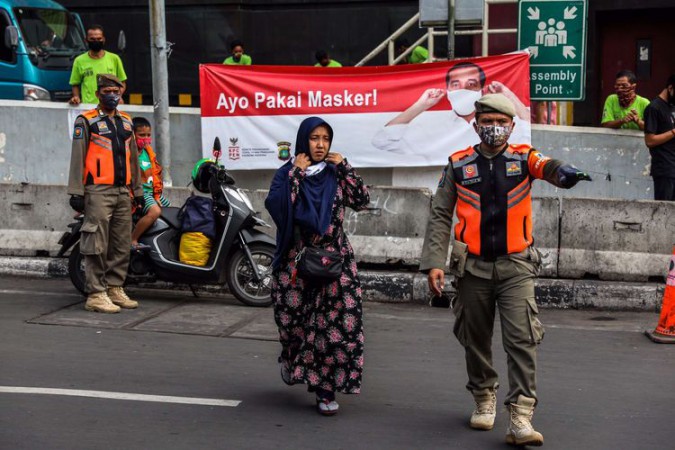 Pejabat Jangan Buat Publik Panik, Airlangga: PSBB di Jakarta Tidak Pernah Distop