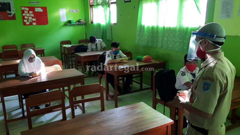1.699 Sekolah di Zona Merah dan Oranye Bandel Tetap Buka Pembelajaran Tatap Muka