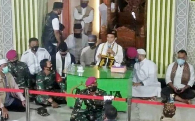 Tentara dan Polisi Kawal Ketat UAS saat Ceramah di Masjid-masjid