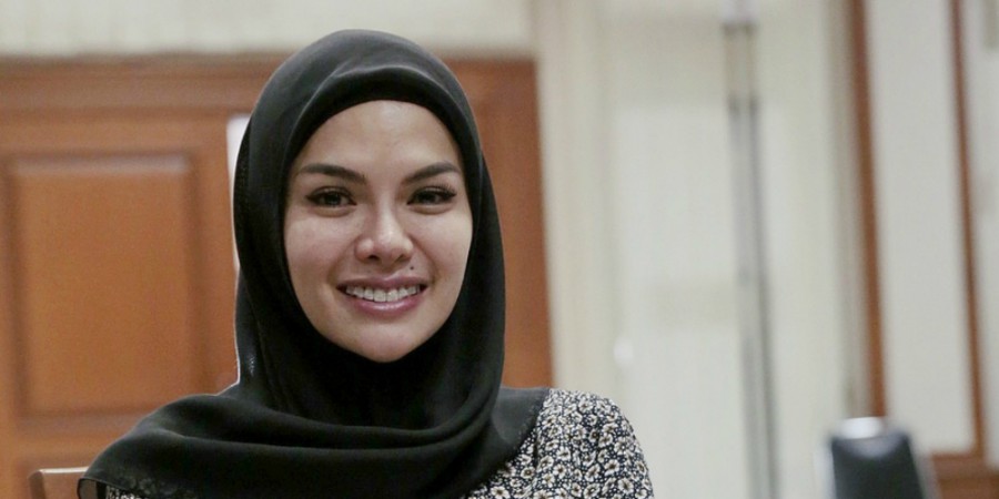 Nikita Mirzani Akhirnya Berhijab Lagi, Netizen: Inikah Bidadari yang Nyata