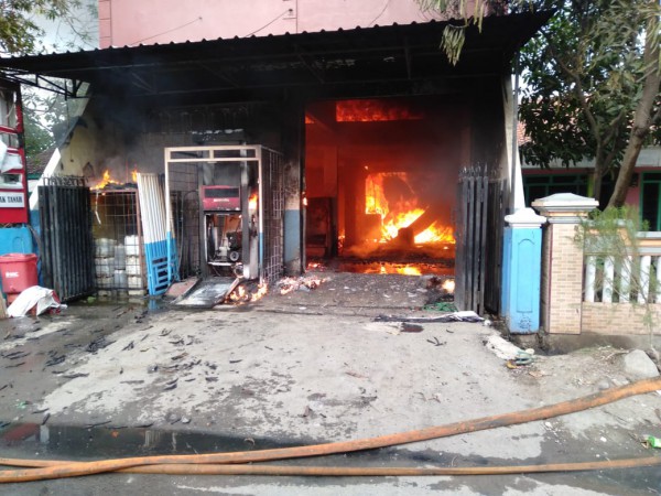 Hendak Cabut Sakelar Listrik, Ada Percikan Api Sambar Solar, Pom Mini di Brebes Terbakar