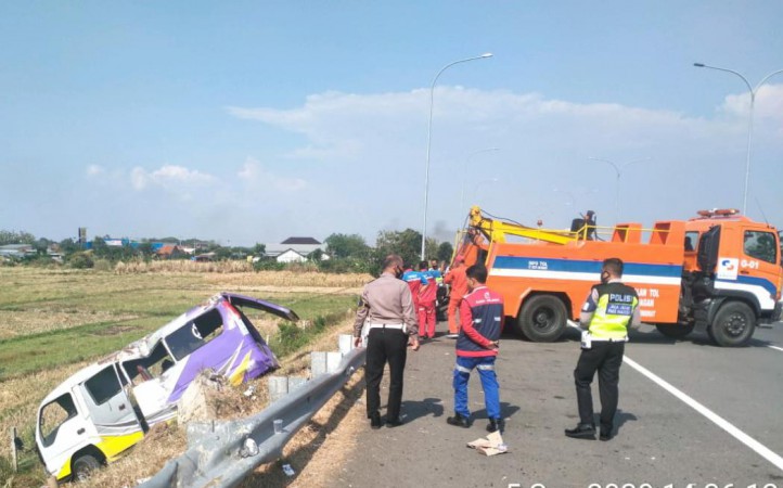 Kecelakaan Tunggal di Tol Pejagan Brebes, Satu Orang Tewas dan Enam Orang Luka-luka