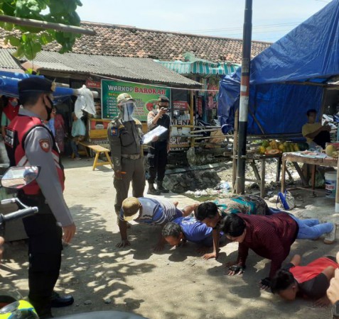 1.470 Warga di Kabupaten Brebes Terjaring Razia Masker, Disanksi Nyapu, Push-up atau Bayar Denda