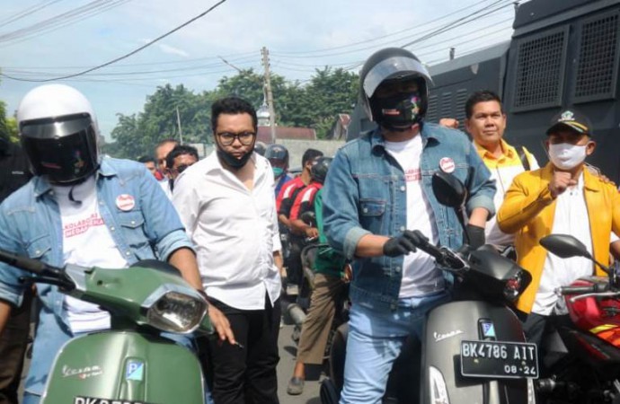 Berkemeja Denim dan Naiki Vespa, Menantu Jokowi Bobby Nasution Resmi Daftar ke KPU