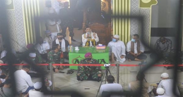 Belajar dari Syekh Ali Jaber, Prajurit TNI Bersiaga di Depan Ustaz Abdul Somad saat Ceramah