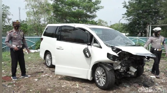 Mobil Alphard Anak Amien Rais Ringsek usai Kecelakaan di Tol Cipali, Hanafi Luka Berat