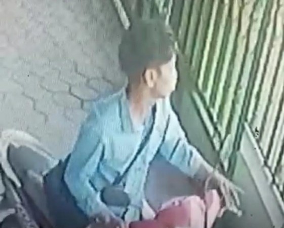 Tak Tahu Aksi Pencurian Motor di Parkiran Masjid Terekam CCTV, Pemuda Tak Berkutik saat Dibekuk