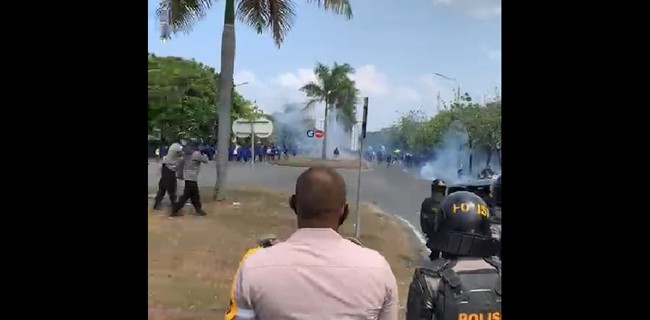 Demo UU Cipta Kerja,  Ratusan Mahasiswa Sempat Bentrok dengan Petugas Kepolisian