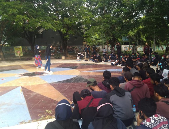 Gelar Mimbar Bebas, Buruh dan Mahasiswa di Pemalang Baca Puisi di Taman Patih Sampun